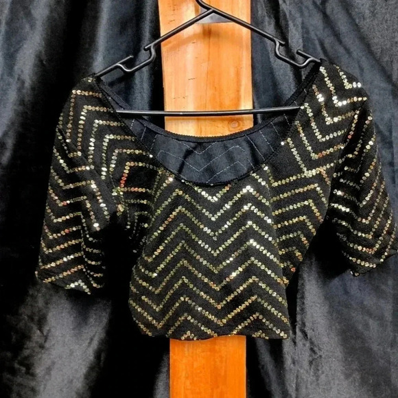 Black and gold sequin crop top unknown brand size small never been worn - Picture 1 of 5